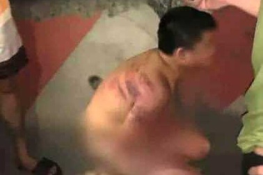 Mẹ đánh con tím người, bắt cởi quần áo quỳ ngoài đường vì… nói dối!