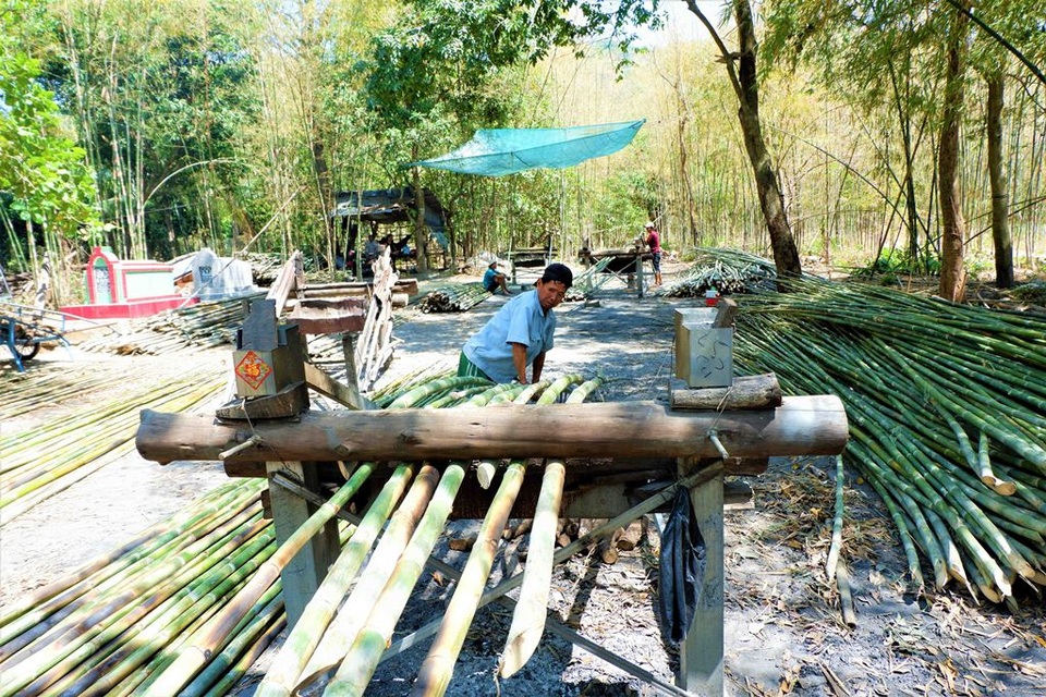 Nhọc nhằn nghề thổi lửa nướng tầm vông vùng quê An Giang - 3 Nhọc nhằn nghề thổi lửa nướng tầm vông vùng quê An Giang - 3