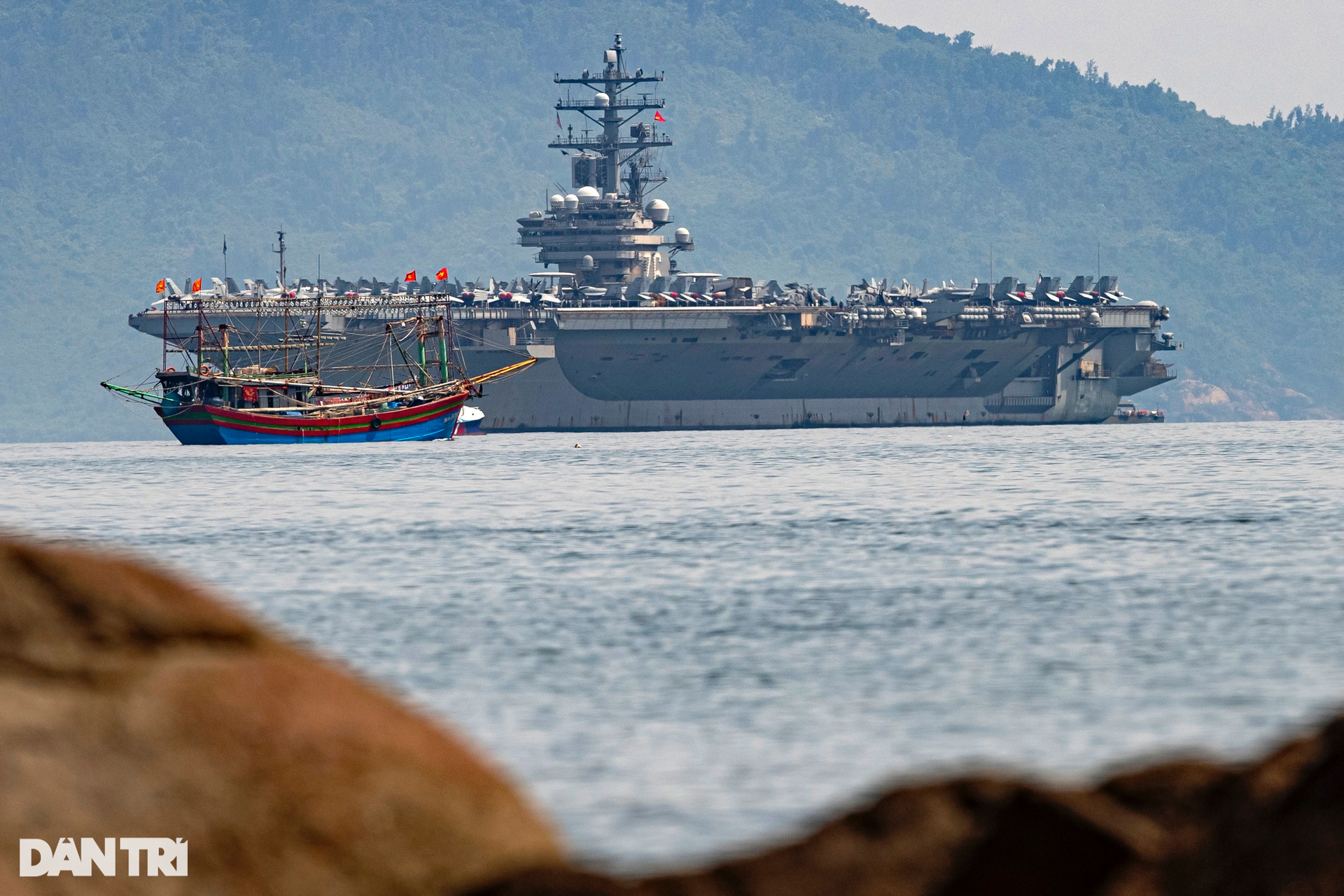 Cận cảnh tàu sân bay Mỹ USS Ronald Reagan vào vịnh Đà Nẵng - 2 Cận cảnh tàu sân bay Mỹ USS Ronald Reagan vào vịnh Đà Nẵng - 2