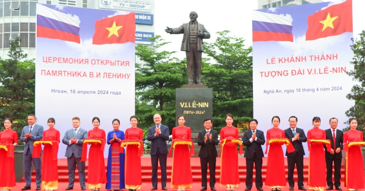 Các đại biểu cắt băng khánh thành tượng V.I.Lê-nin tại Nghệ An (Ảnh: Hoàng Lam).