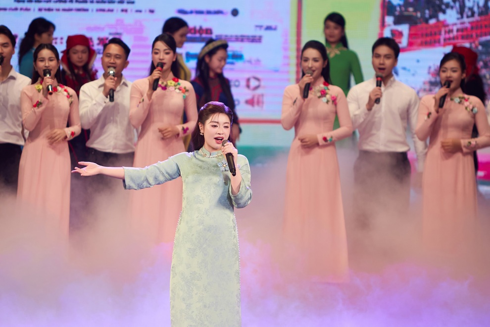 Sao mai Nguyễn Thu Hằng tự hào thể hiện ca khúc tri ân những người làm báo - 1 Sao mai Nguyễn Thu Hằng tự hào thể hiện ca khúc tri ân những người làm báo - 1