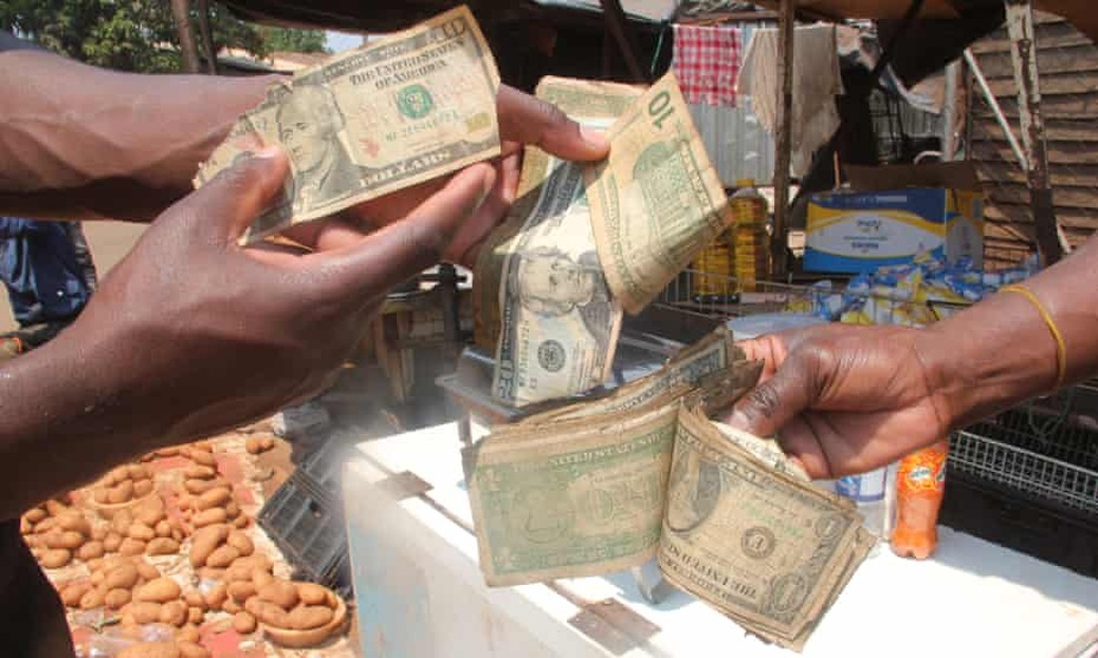 Khi những tờ USD rách nát trở thành bảo bối ở Zimbabwe - 1 Khi những tờ USD rách nát trở thành bảo bối ở Zimbabwe - 1