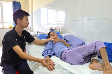 Mẹ bỏ đi, cậu học trò nghèo nhiều tháng nghỉ học chăm bố ở bệnh viện