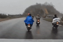 Nổi bật tuần qua: Tình huống hy hữu xe máy ngã đồng loạt trên đường đèo