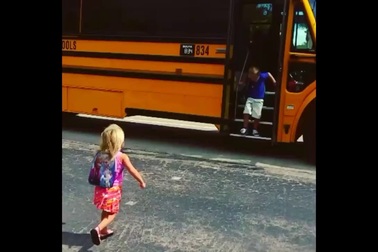 Dễ thương như em gái đón anh khi tan học