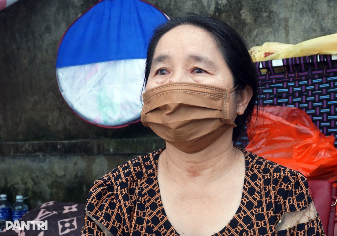 Khốn khổ cảnh ăn đường, ngủ lán của người nhà F0 nặng, có bệnh nền - 3 Khốn khổ cảnh ăn đường, ngủ lán của người nhà F0 nặng, có bệnh nền - 3