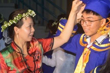 Nhiều cung bậc cảm xúc trong đêm tri ân trưởng thành của học sinh lớp 12