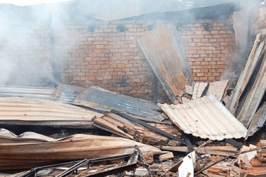 Cháy phòng trọ ở TPHCM, người dân ôm tài sản tháo chạy