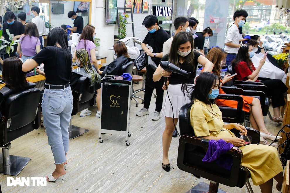 Người dân vội vã đi cắt tóc gội đầu trước khi Hà Nội chính thức cấm từ 13/7 - 7 Người dân vội vã đi cắt tóc gội đầu trước khi Hà Nội chính thức cấm từ 13/7 - 7