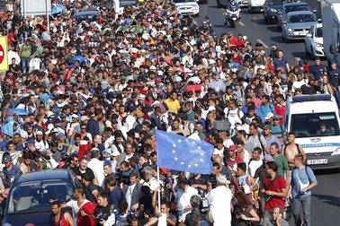 Hàng nghìn người di cư tràn từ Hungary sang Áo