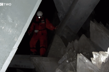 Hang động chứa pha lê kích thước lớn gấp 6 lần người nhưng cực nguy hiểm