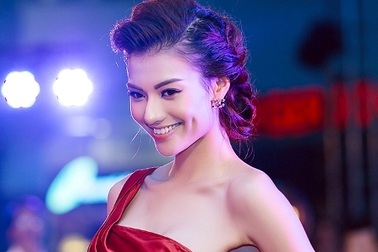 Vẻ đẹp sắc sảo của "chân dài" Hồng Quế