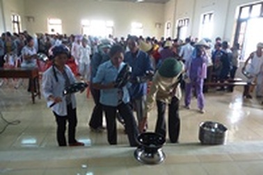 Biến trụ sở ủy ban xã thành nơi... bán xoong, chảo