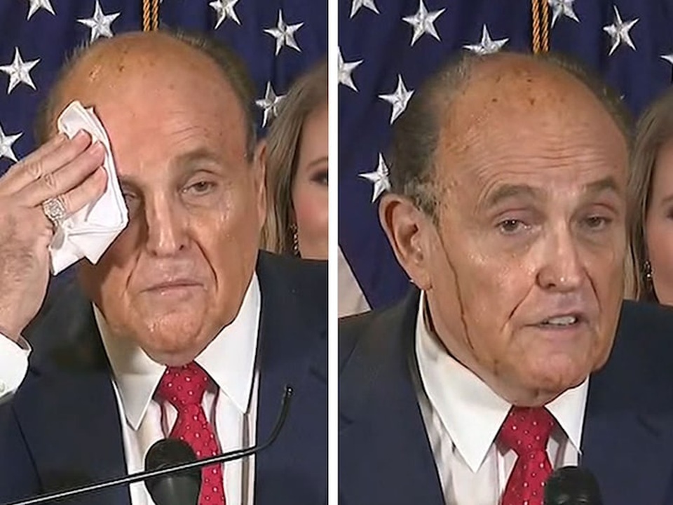Luật sư ông Trump vã mồ hôi đến phai thuốc nhuộm tóc khi họp báo - 1 Luật sư ông Trump vã mồ hôi đến phai thuốc nhuộm tóc khi họp báo - 1