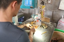 Nghề mài sừng trâu, bò làm đồ mỹ nghệ ở Hà Nội