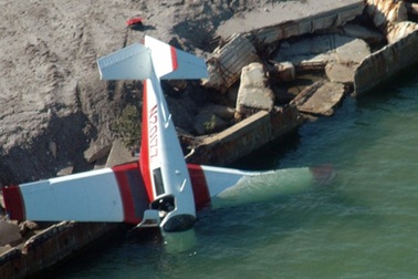 Mỹ: Máy bay trình diễn đâm bổ nhào xuống biển 