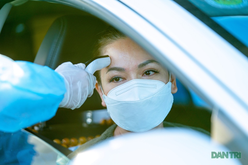 Một ngày ở trạm kiểm dịch Covid-19 nơi cửa ngõ TPHCM - 5