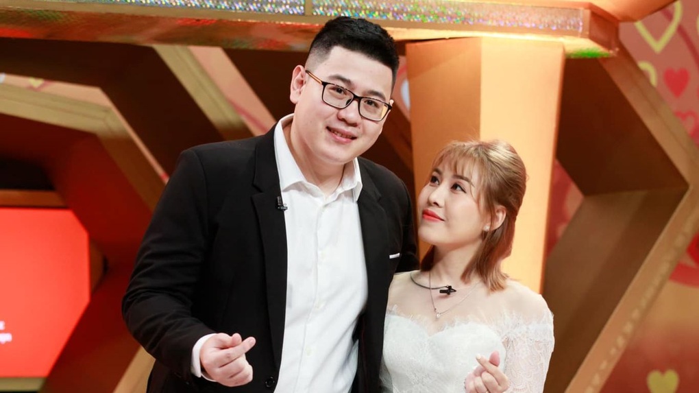 Cặp đôi thường xuyên hẹn hò chỉ với cốc trà đá và đĩa hướng dương - 2 Cặp đôi thường xuyên hẹn hò chỉ với cốc trà đá và đĩa hướng dương - 2