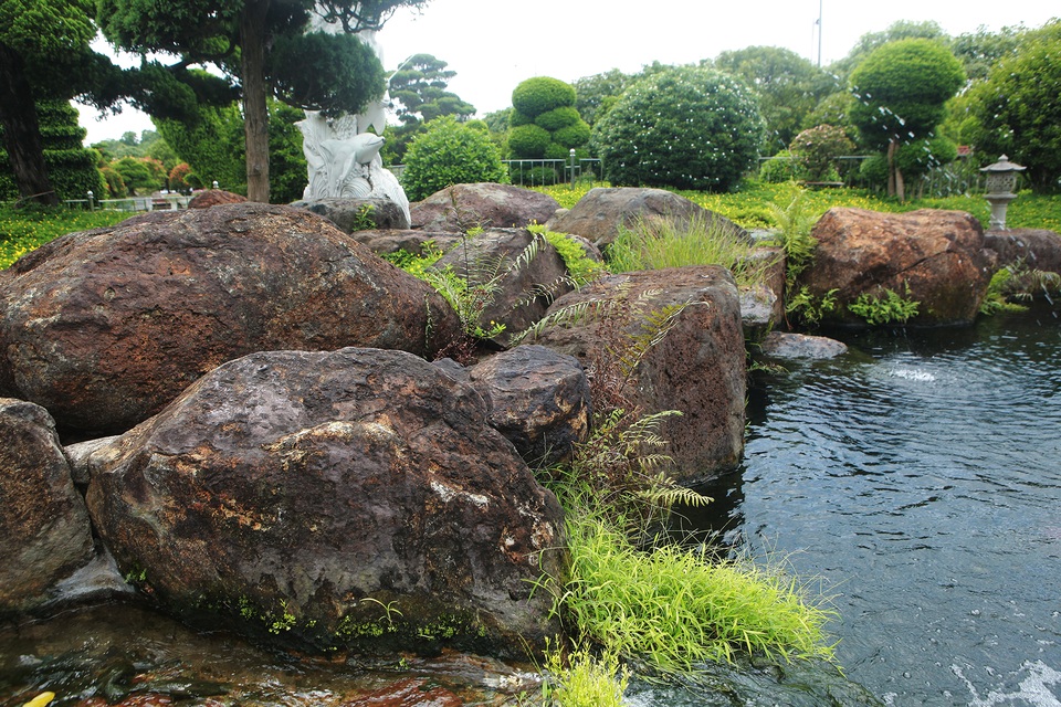 Đại gia làm hồ cá Koi, đồi nhân tạo bằng 100 tấn “đá bán quý” - 8 Đại gia làm hồ cá Koi, đồi nhân tạo bằng 100 tấn “đá bán quý” - 8