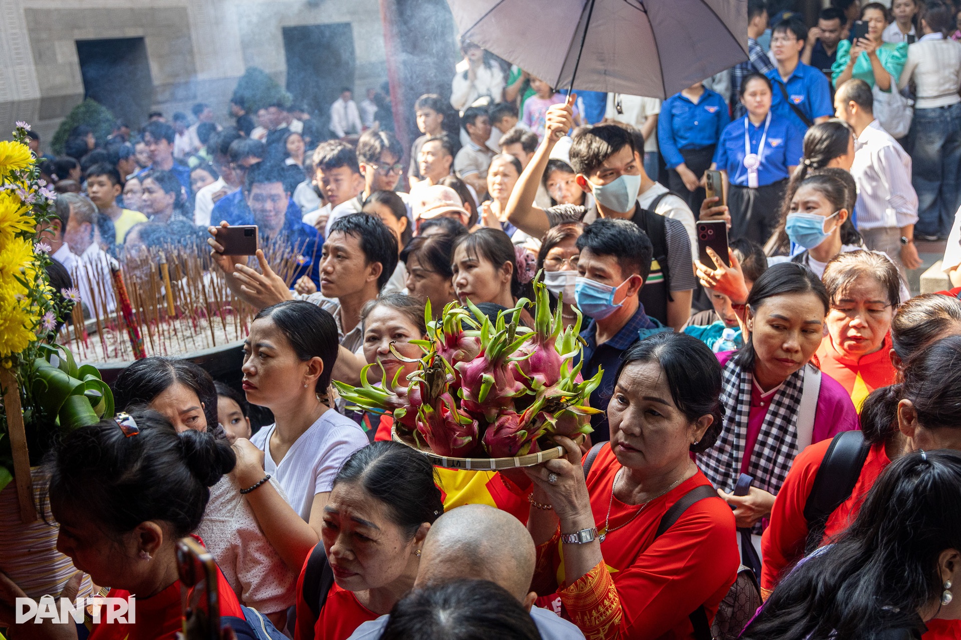 Hàng nghìn người đổ về đền tưởng niệm các Vua Hùng ở TPHCM dâng hương - 1
