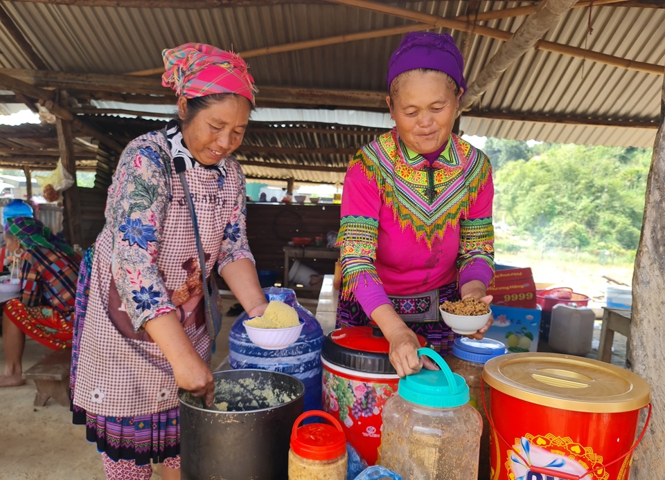 Thưởng thức thắng cố, mèn mén tại chợ phiên người Mông độc đáo ở Đắk Nông - 9 Thưởng thức thắng cố, mèn mén tại chợ phiên người Mông độc đáo ở Đắk Nông - 9