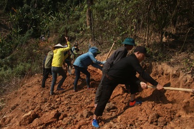 Hơn 500 người gian nan khoét núi mở đường vào bản