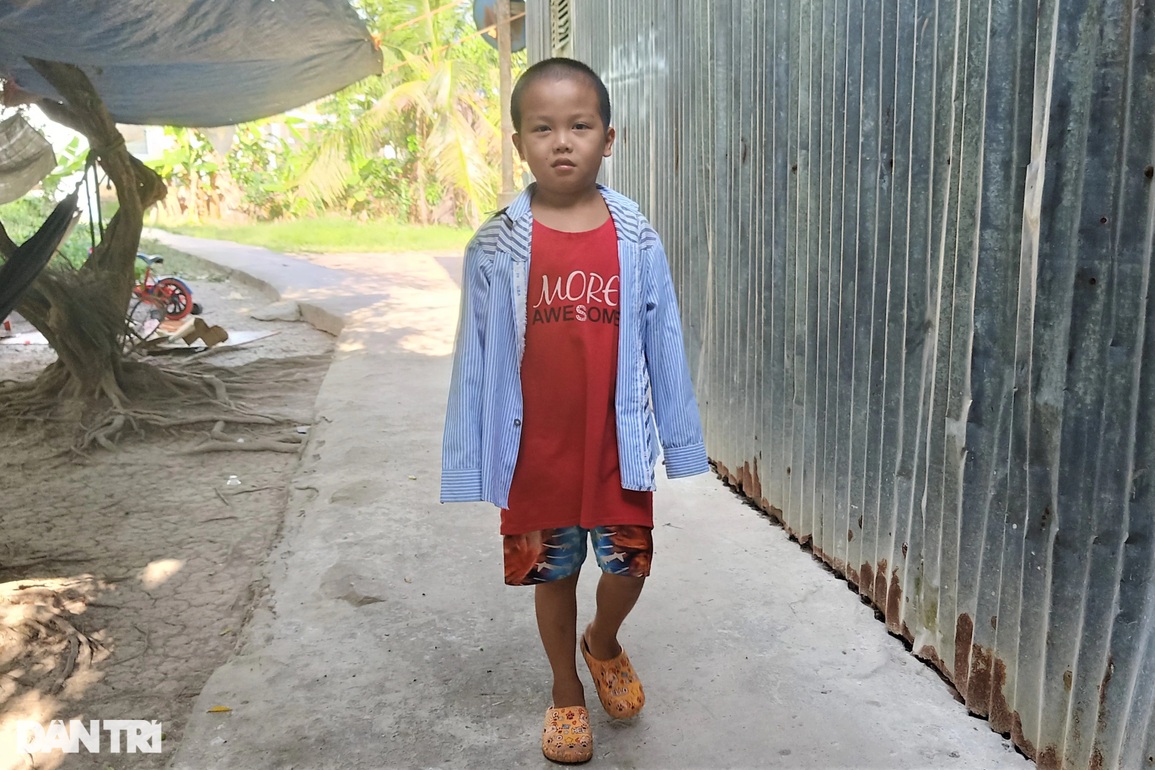Cha bỏ đi, 2 con câm ở với mẹ khờ thiếu ăn, khát sữa, mong được chữa bệnh - 2 Cha bỏ đi, 2 con câm ở với mẹ khờ thiếu ăn, khát sữa, mong được chữa bệnh - 2