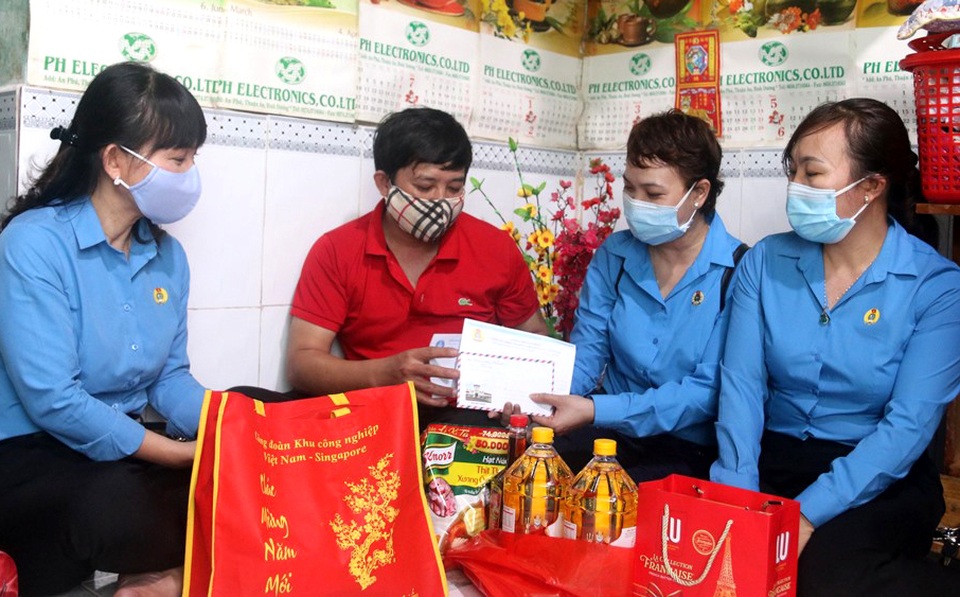 Chiều 30 Tết, công nhân Bình Dương đón Tết xa để gần - 4 Chiều 30 Tết, công nhân Bình Dương đón Tết xa để gần - 4