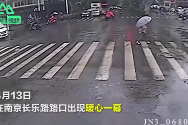 Tài xế xe buýt xuống dắt cụ già mù qua đường