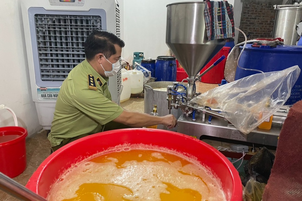 Cận cảnh xưởng sản xuất mỹ phẩm, nước hoa Chanel đựng trong xô chậu - 1 Cận cảnh xưởng sản xuất mỹ phẩm, nước hoa Chanel đựng trong xô chậu - 1