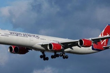 Máy bay Anh hạ cánh khẩn cấp vì bốc khói