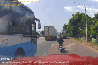 Người điều khiển xe máy chuyển làn bất cẩn bị ô tô tông lộn nhiều vòng