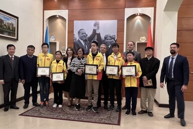 Đại sứ Azerbaijan trao giải thưởng cho các kỳ thủ trẻ Việt Nam