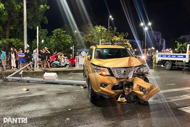 Ô tô lao lên vỉa hè, tông gãy trụ camera giao thông