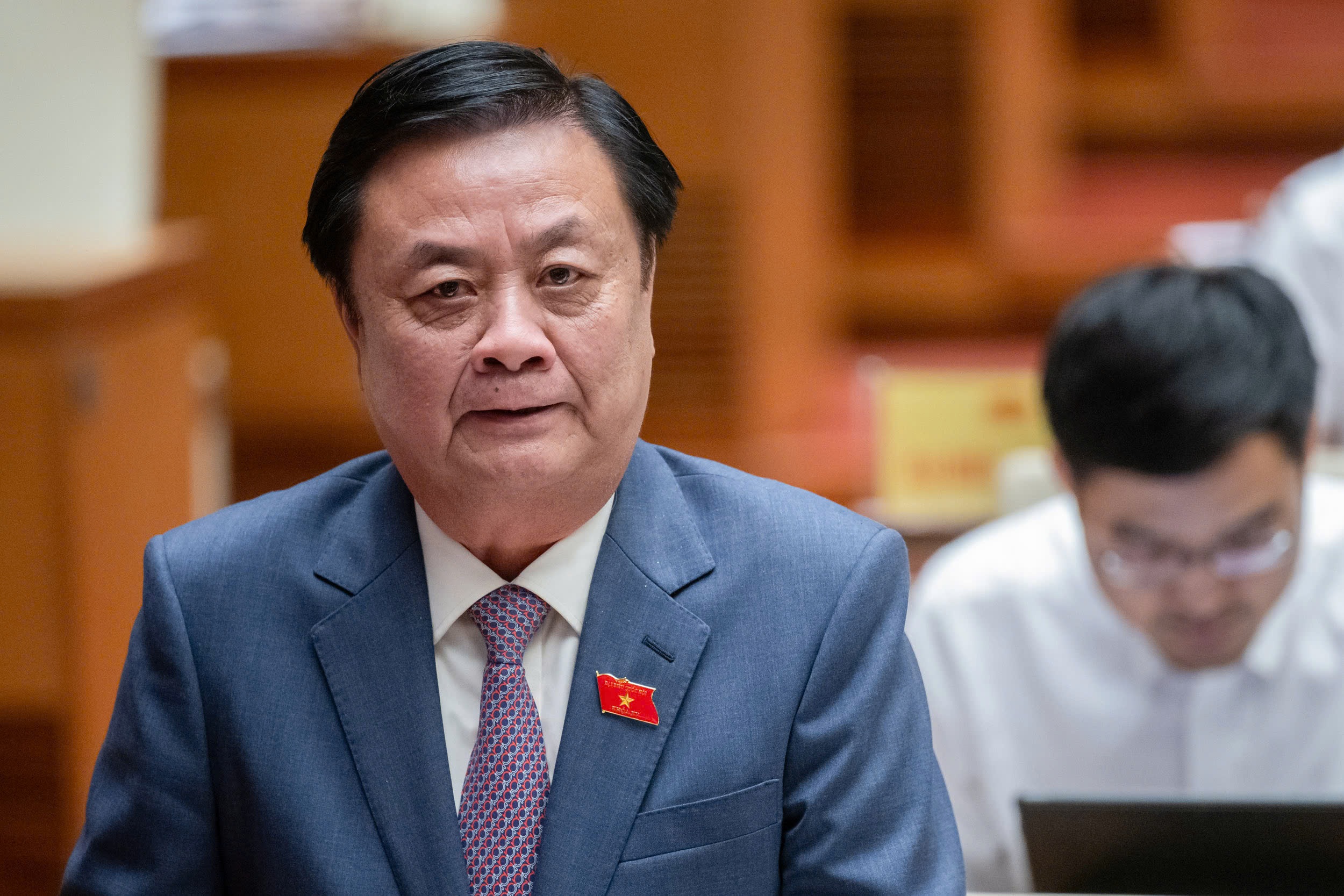 សួរថាហេតុអ្វីបានជាពលរដ្ឋកាប់ដើមស្វាយចន្ទីដើម្បីដាំធូរេន រដ្ឋមន្ត្រីទទួលបានចម្លើយជូរចត់ - ២ Hỏi dân sao chặt điều trồng sầu riêng, Bộ trưởng nhận câu trả lời đắng lòng - 2