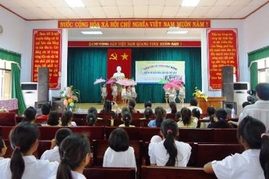 Kon Tum: Trao học bổng, tặng quà cho 100 học sinh nghèo