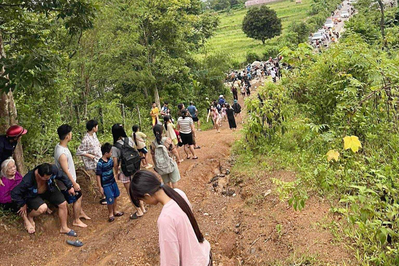 Tin đồn vỡ đập thủy điện: Bế mẹ già lên núi, chạy tìm con trai mù lòa - 2