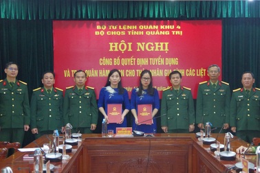 Tuyển dụng và trao quân hàm quân nhân chuyên nghiệp tới vợ 2 liệt sĩ