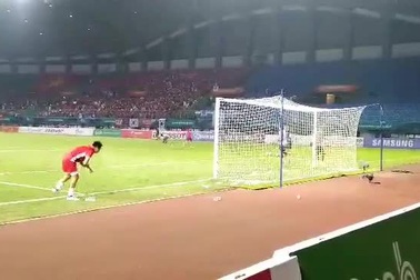 Thủ thành Tiến Dũng khởi động trước trận tứ kết