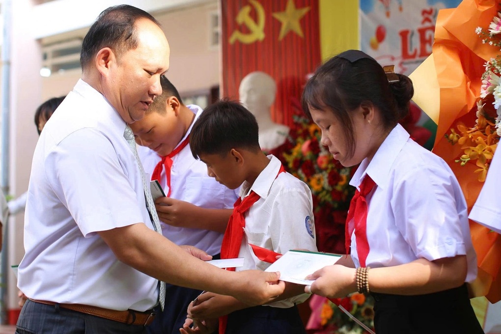 Lễ khai giảng nơi đầu sóng, ngọn gió - 2 Lễ khai giảng nơi đầu sóng, ngọn gió - 2