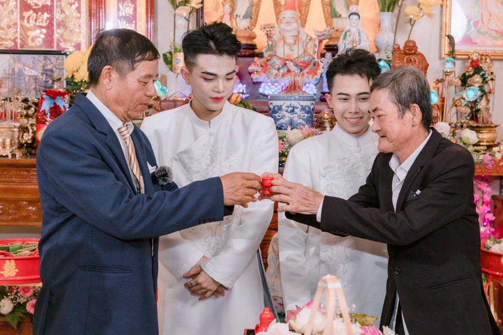 Chuyện đời kỳ lạ của cặp chồng già... mang thai, vợ trẻ vui làm bố - 11 Chuyện đời kỳ lạ của cặp chồng già... mang thai, vợ trẻ vui làm bố - 11