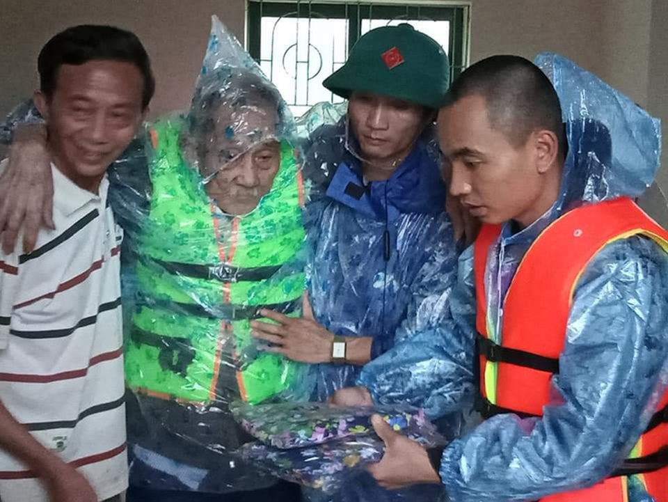 Quốc lộ trước đồn biên phòng bị xé toang, nhiều người nhập cảnh mắc kẹt - 8 Quốc lộ trước đồn biên phòng bị xé toang, nhiều người nhập cảnh mắc kẹt - 8