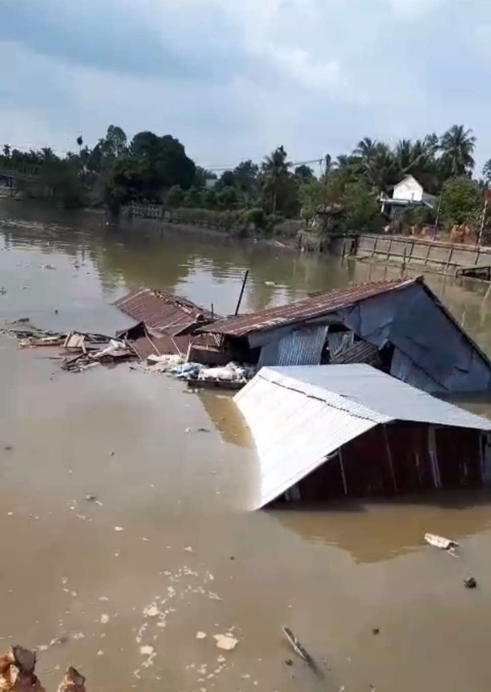 Sóc Trăng: Thêm 3 nhà dân bị “nuốt” xuống sông - 2 Sóc Trăng: Thêm 3 nhà dân bị “nuốt” xuống sông - 2
