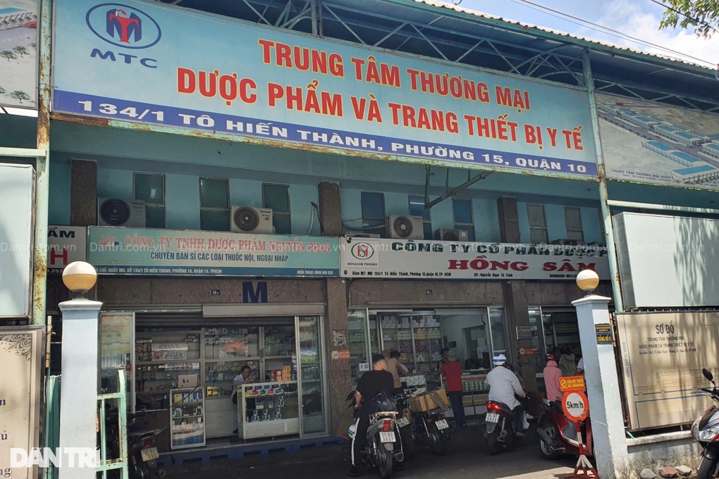 Đề nghị Sở Y tế TPHCM khẩn trương xác minh vụ 10.000 chai nước hoa giả - 2 Đề nghị Sở Y tế TPHCM khẩn trương xác minh vụ 10.000 chai nước hoa giả - 2