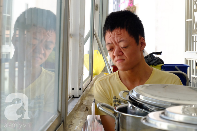 Xót cảnh bé trai, bé gái bại não, bị gia đình bỏ rơi được các mẹ ở làng Hòa Bình nuôi như con ruột - Ảnh 7. Xót cảnh bé trai, bé gái bại não, bị gia đình bỏ rơi được các mẹ ở làng Hòa Bình nuôi như con ruột - Ảnh 7.