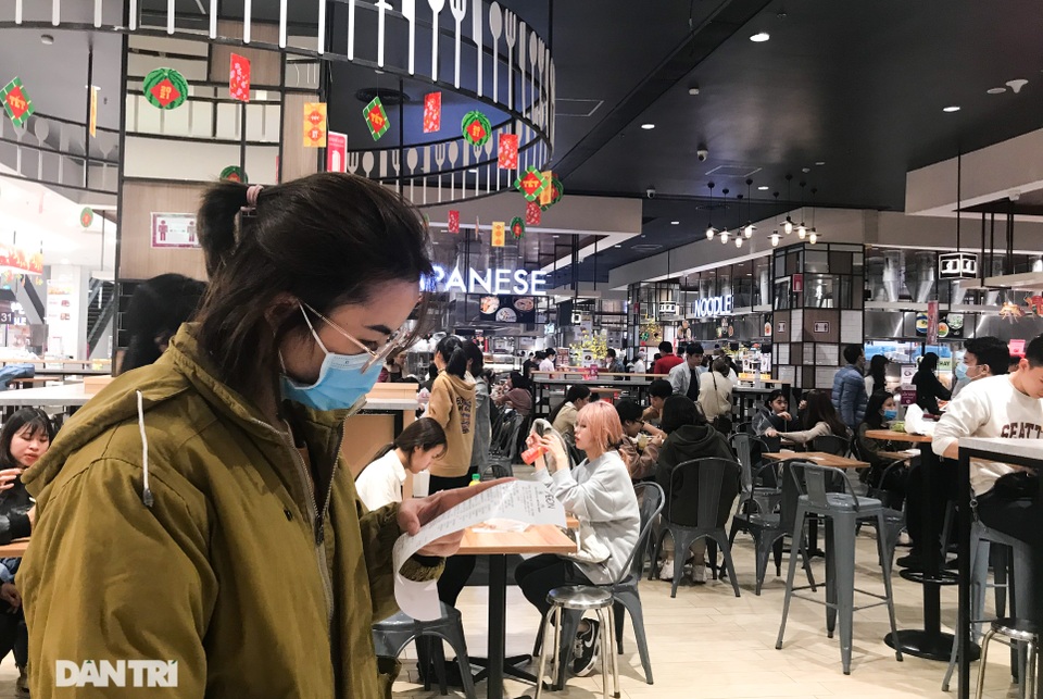 Nhiều quán ăn trong trung tâm thương mại ở Hà Nội chưa thực hiện giãn cách - 3 Nhiều quán ăn trong trung tâm thương mại ở Hà Nội chưa thực hiện giãn cách - 3