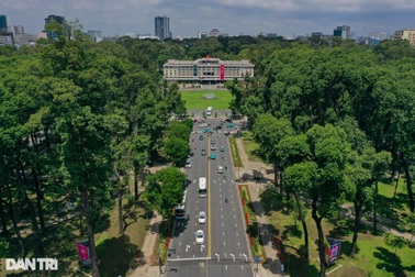 Hàng chục nhân viên cây xanh khẩn trương “khoác áo mới” cho công viên 30/4