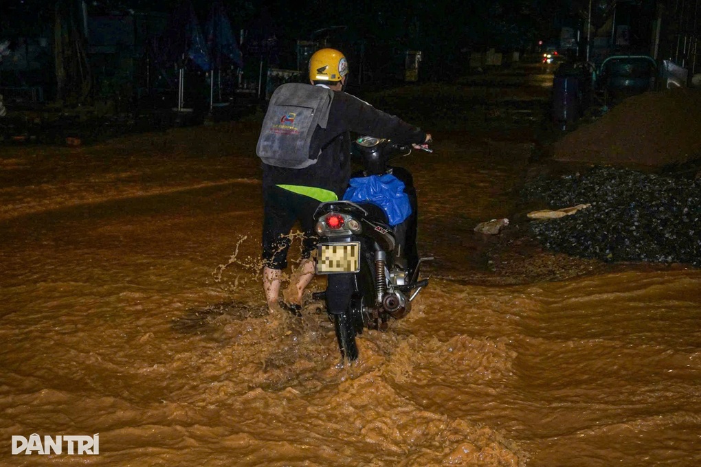 Lũ chảy cuồn cuộn trên đường phố Đà Nẵng do mưa lớn từ bão Kalmaegi - 2 Lũ chảy cuồn cuộn trên đường phố Đà Nẵng do mưa lớn từ bão Kalmaegi - 2