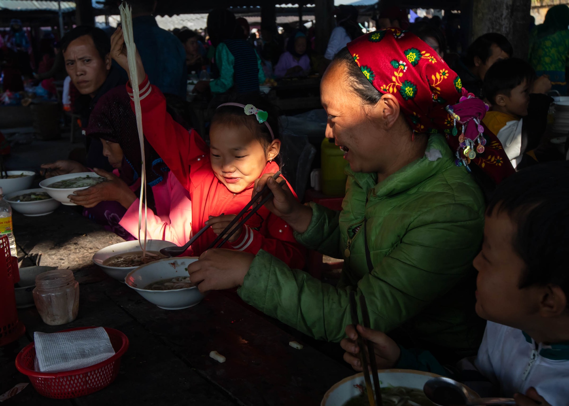 Tình mẫu tử thiêng liêng của phụ nữ Việt qua triển lãm ảnh Mẹ yêu con - 1 Tình mẫu tử thiêng liêng của phụ nữ Việt qua triển lãm ảnh Mẹ yêu con - 1