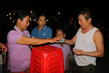 Đắt khách thuê ghế, chủ quán kiếm nửa triệu bạc đêm khai hội biển